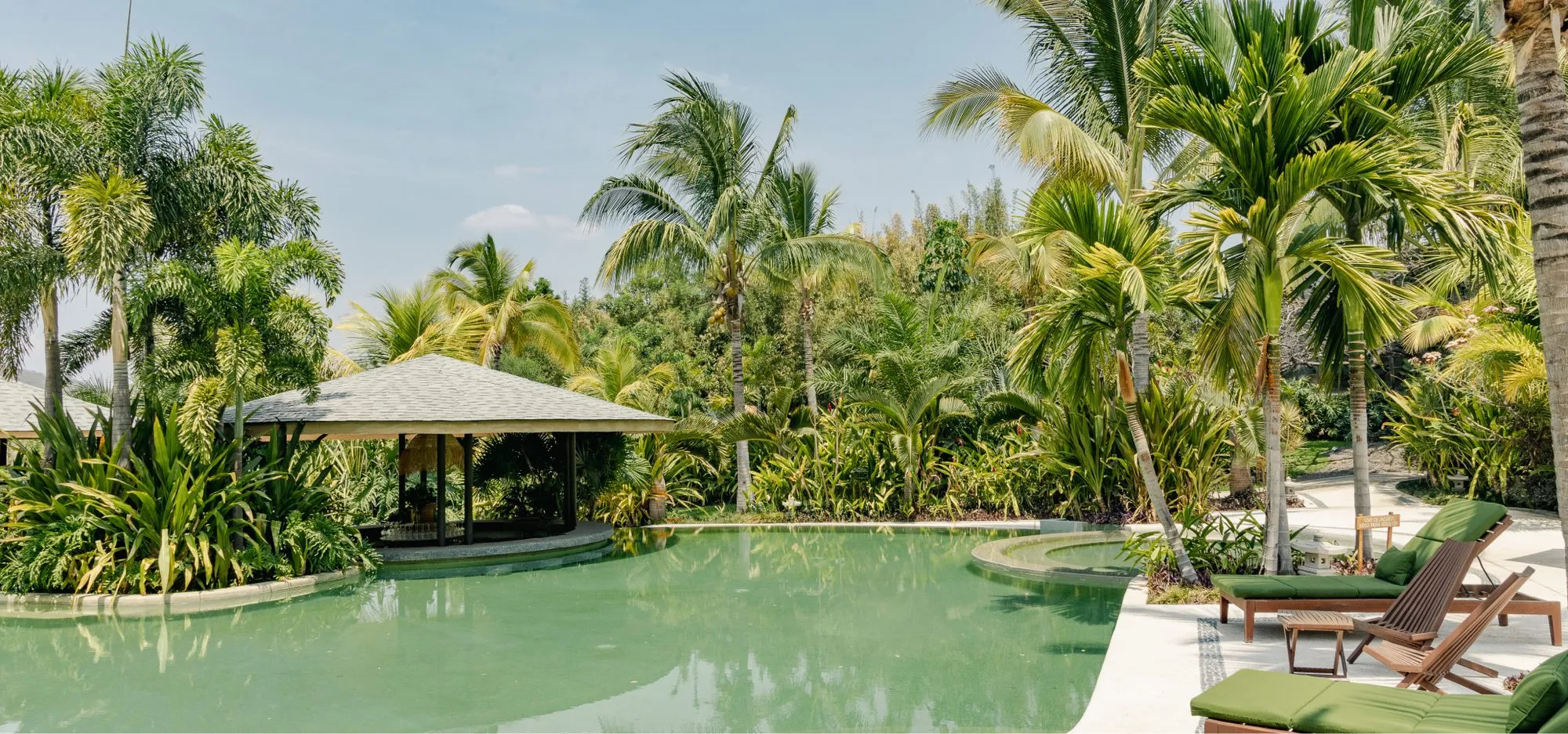 Alberca y jardines del santuario Soulspring