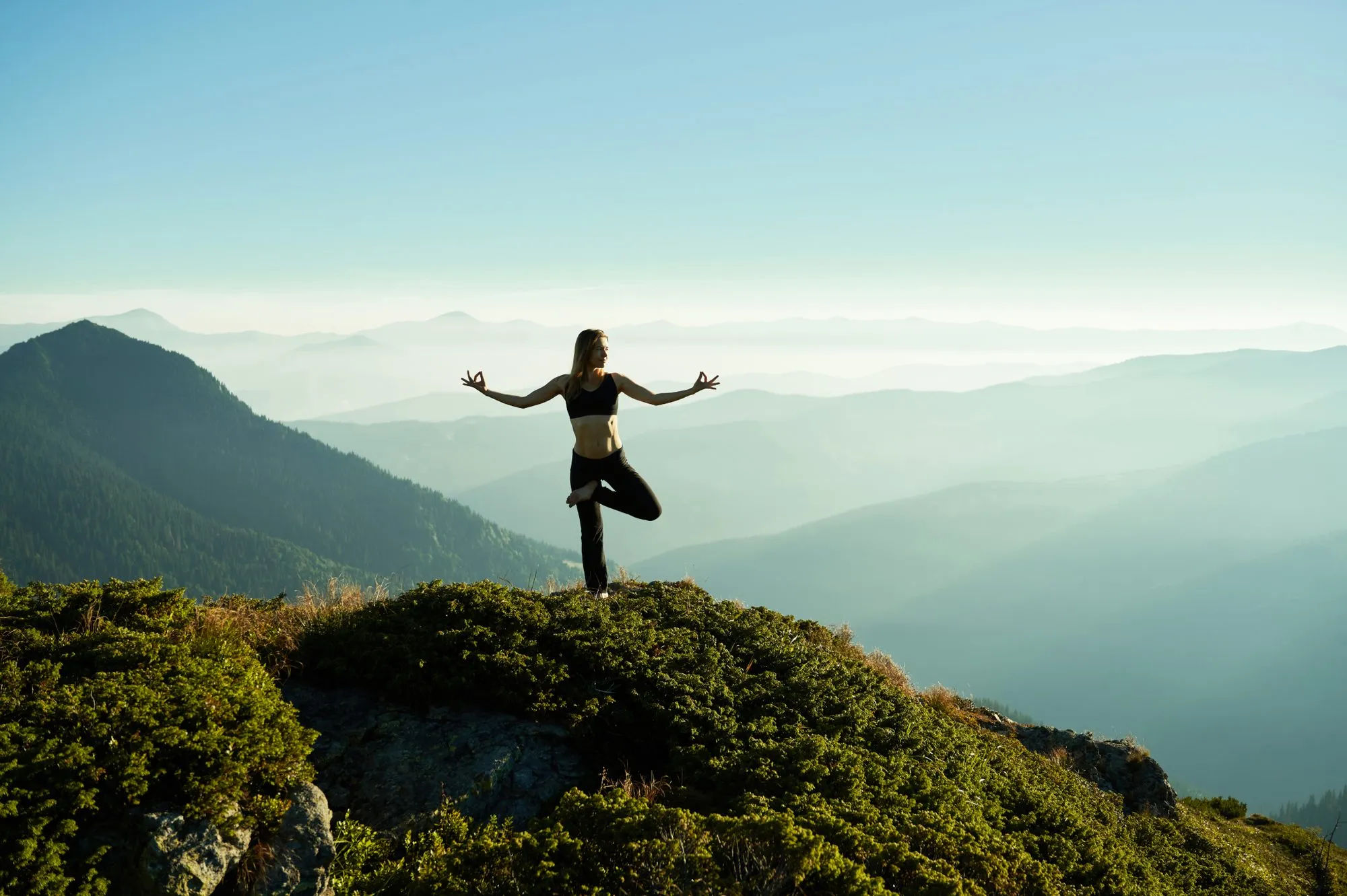 Mujer meditando al aire libre
